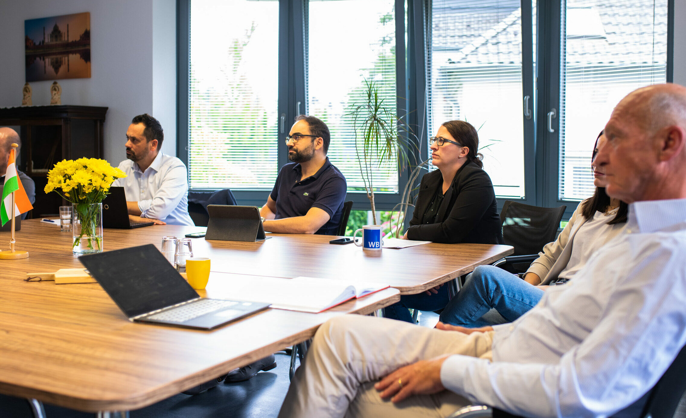 Mitarbeitermeeting im Konferenzraum des Wamser + Batra HQ Bochum u.a. mit Bernd Meissner, Carmen Wamser, Mike D. Batra und Sonjoy Chaudhury.
