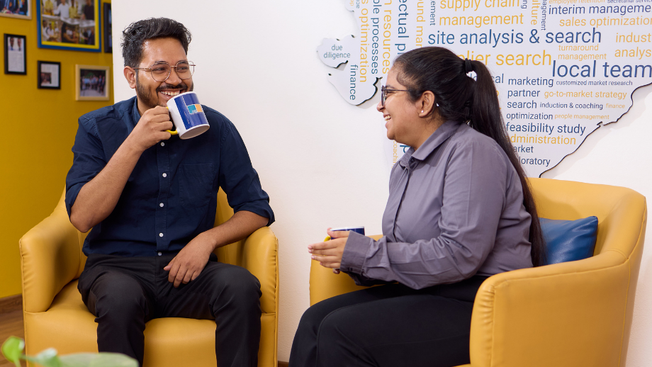 Eine Mitarbeiterin und ein Mitarbeiter des Dr. Wamser + Batra HQ Delhi im Gespräch.