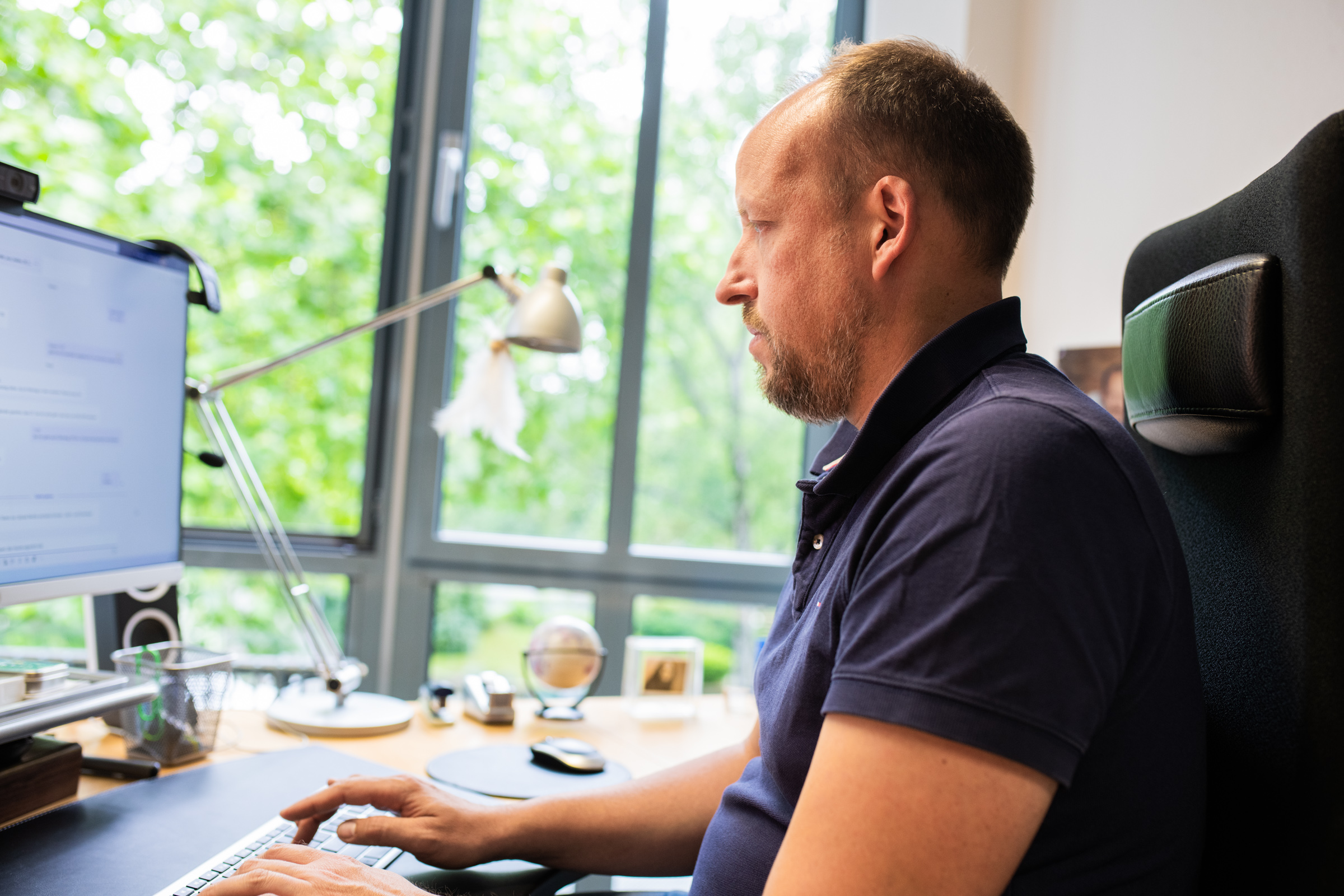 Dr. Johannes Wamser erarbeitet an seinem Schreibtisch im Wamser + Batra HQ Bochum eine Problemlösung am PC.