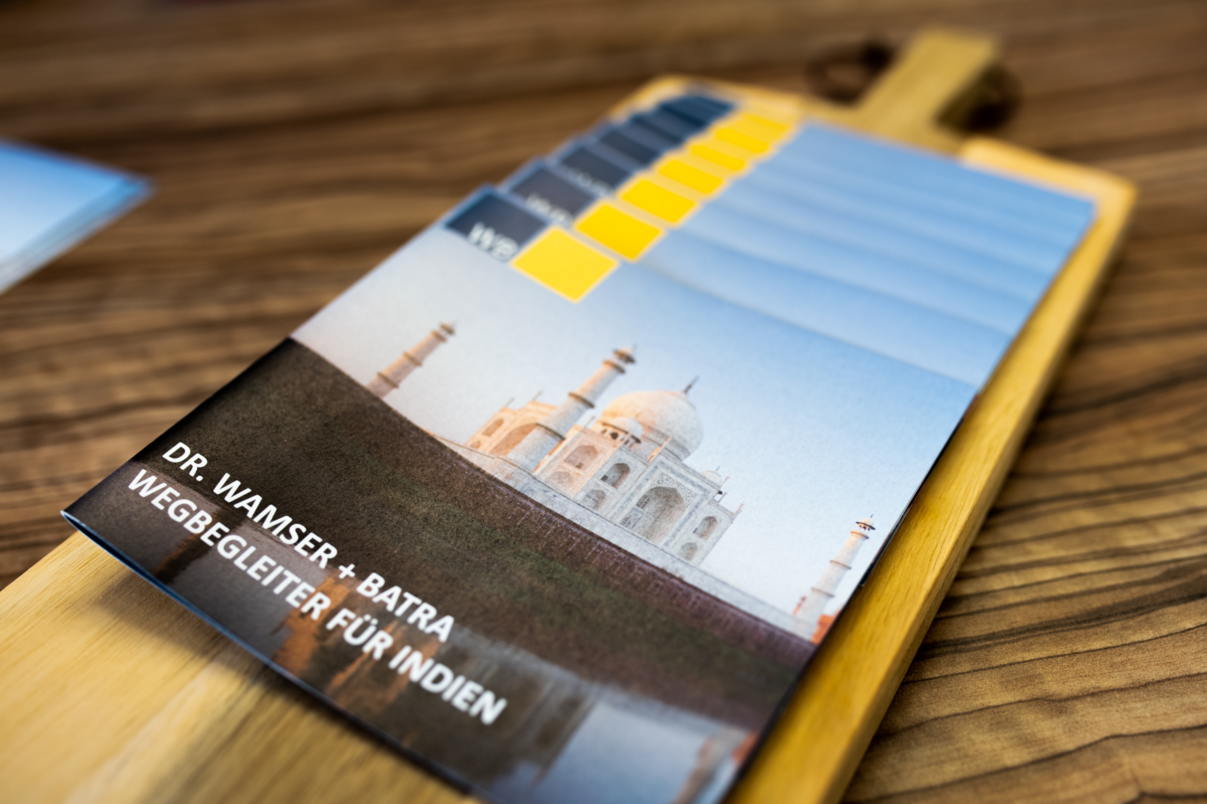 Mehrere aufgefächerte Broschüren der Dr. Wamser + Batra Group.