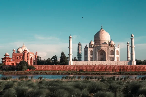 Taj Mahal, Agar, tagsüber vom Fluss Yamuna aus fotografiert.