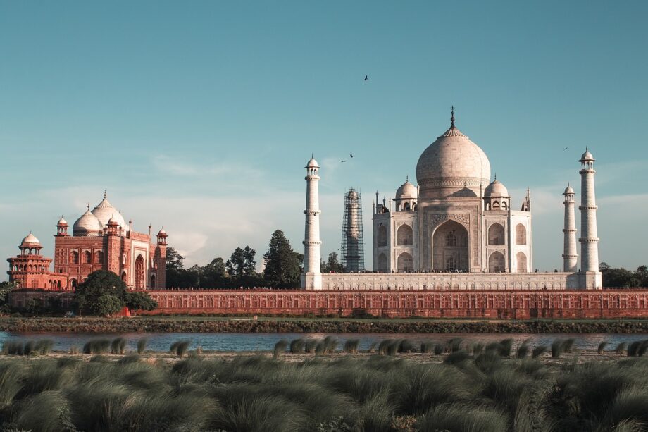 Taj Mahal, Agra, tagsüber vom Yamuna Fluss aus fotografiert.