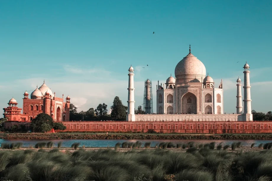 Taj Mahal, Agar, tagsüber vom Fluss Yamuna aus fotografiert.