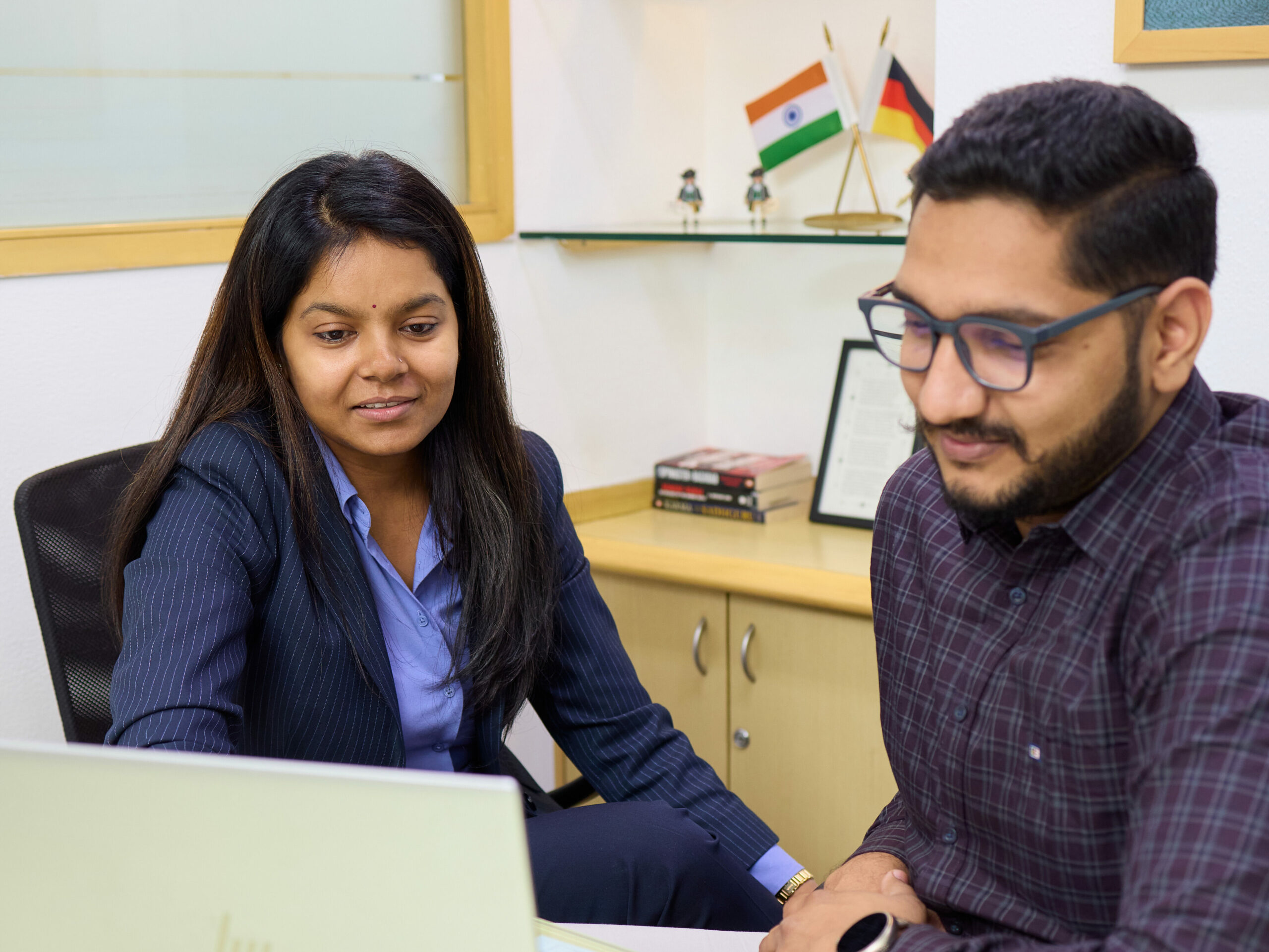 Varsha Pallavi während ihrer Zusammenarbeit mit Vikram Soni, Wamser + Batra HQ Delhi.