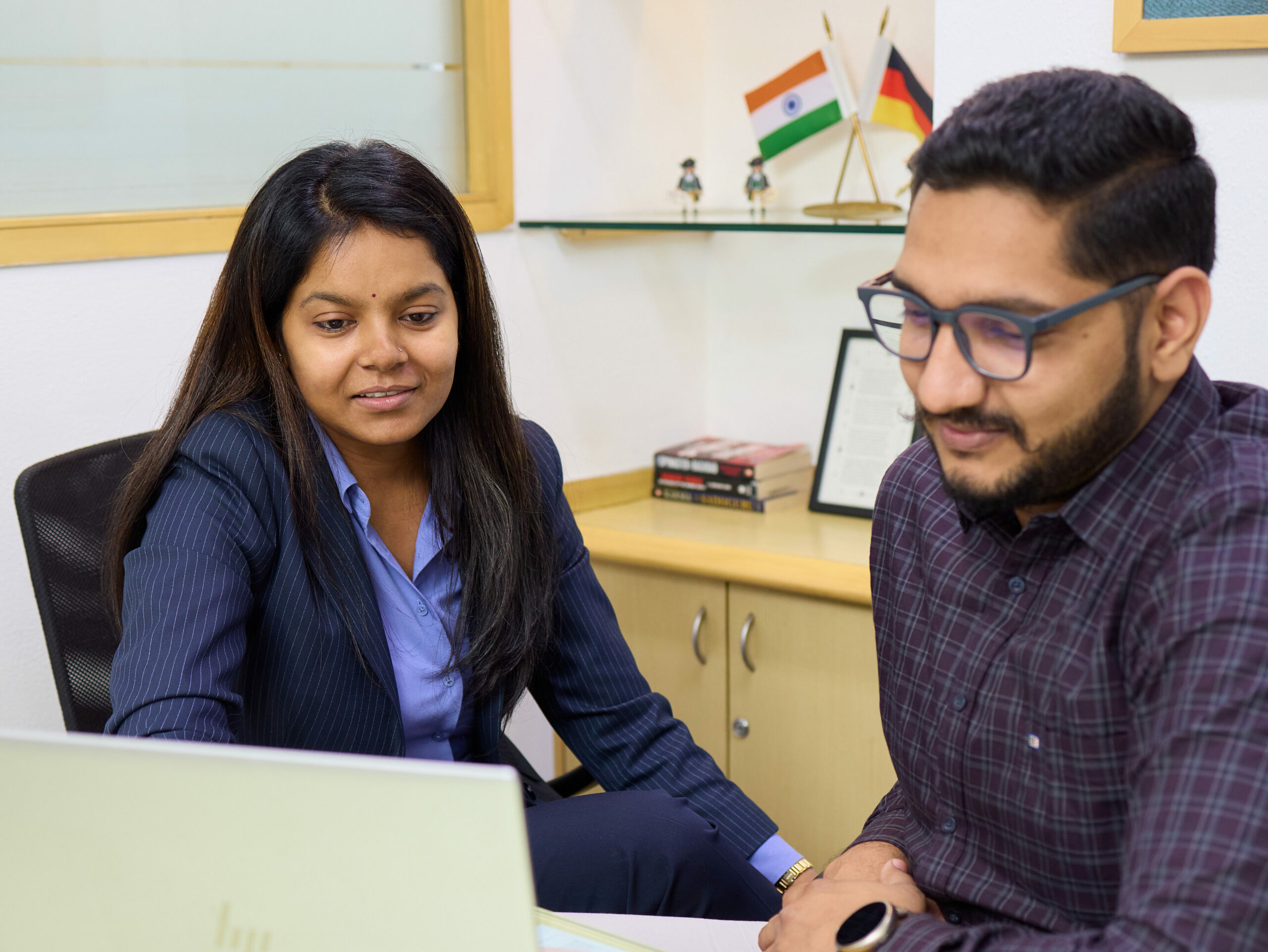 Varsha Pallavi bei der Konzeptentwicklung mit Vikram Soni  gemeinsam am Laptop im Wamser + Batra HQ Delhi.