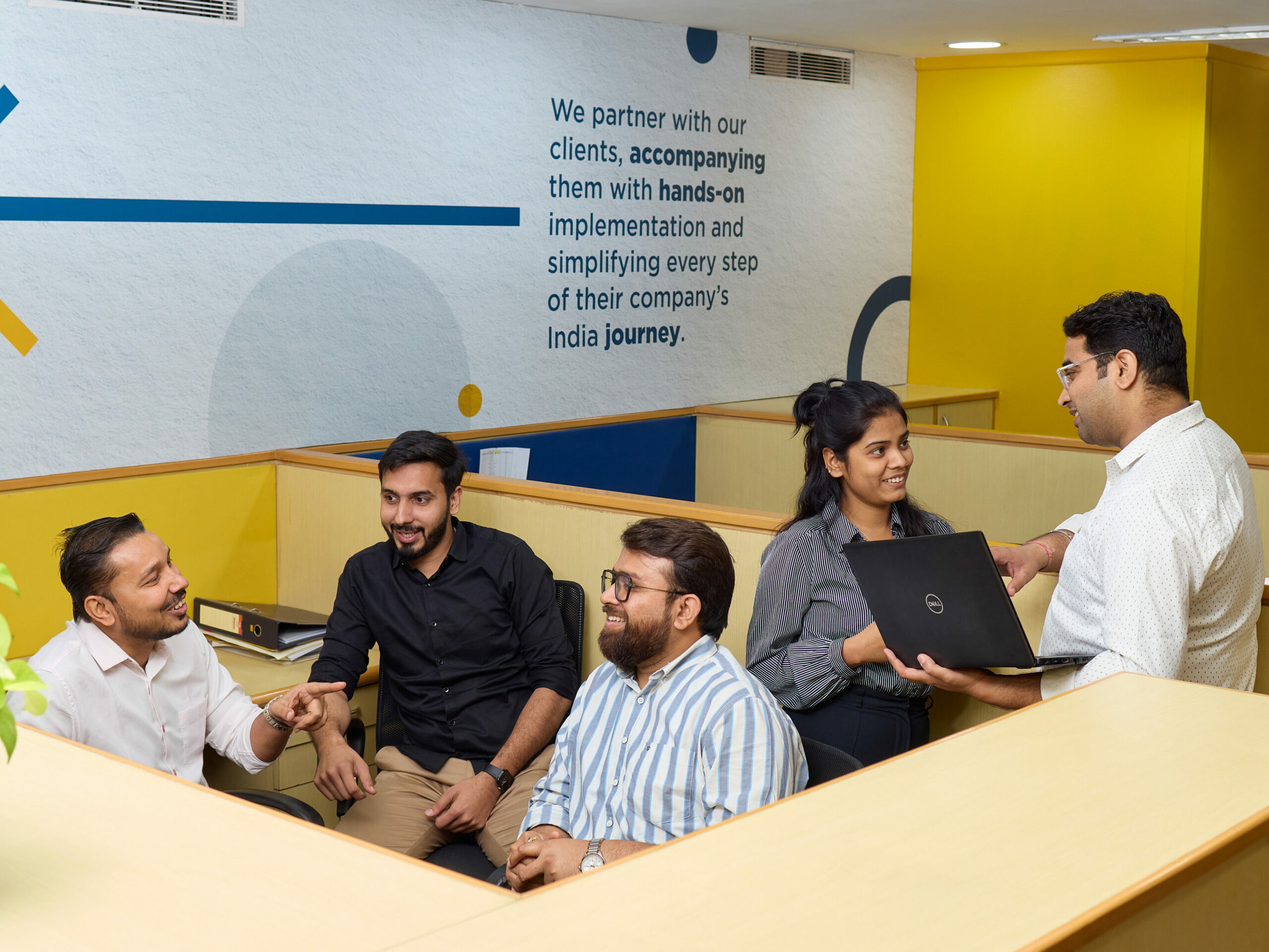 Indische Mitarbeiterinnen und Mitarbeiter des Wamser + Batra HQ Delhi diskutieren Unternehmensstrategien.