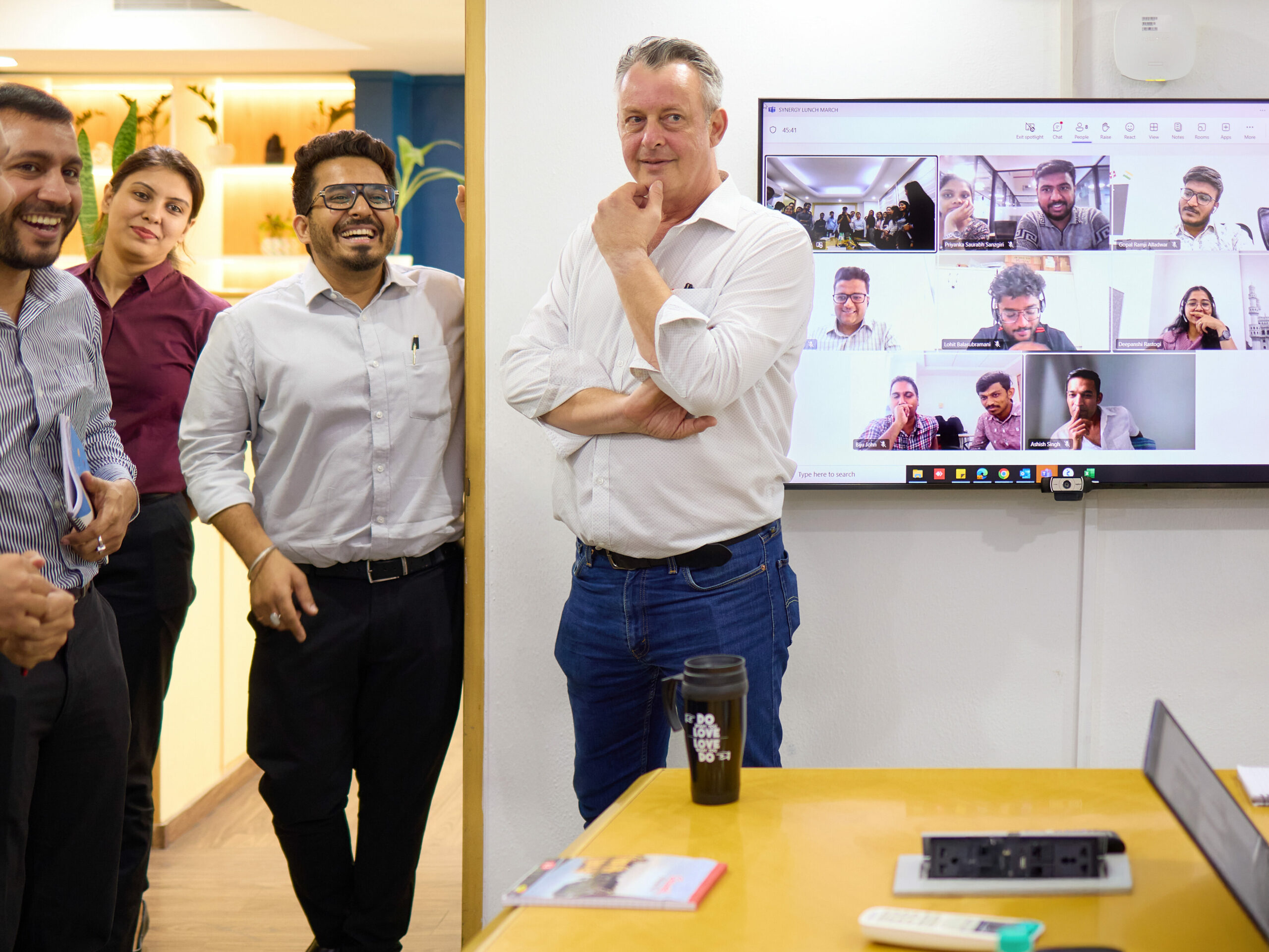 Karl Freedman mit indischen Kolleginnen und Kollegen im Strategiemeeting, zu dem  auch Mitarbeiter aus anderen indischen Standorten per Teams zugeschaltet sind.