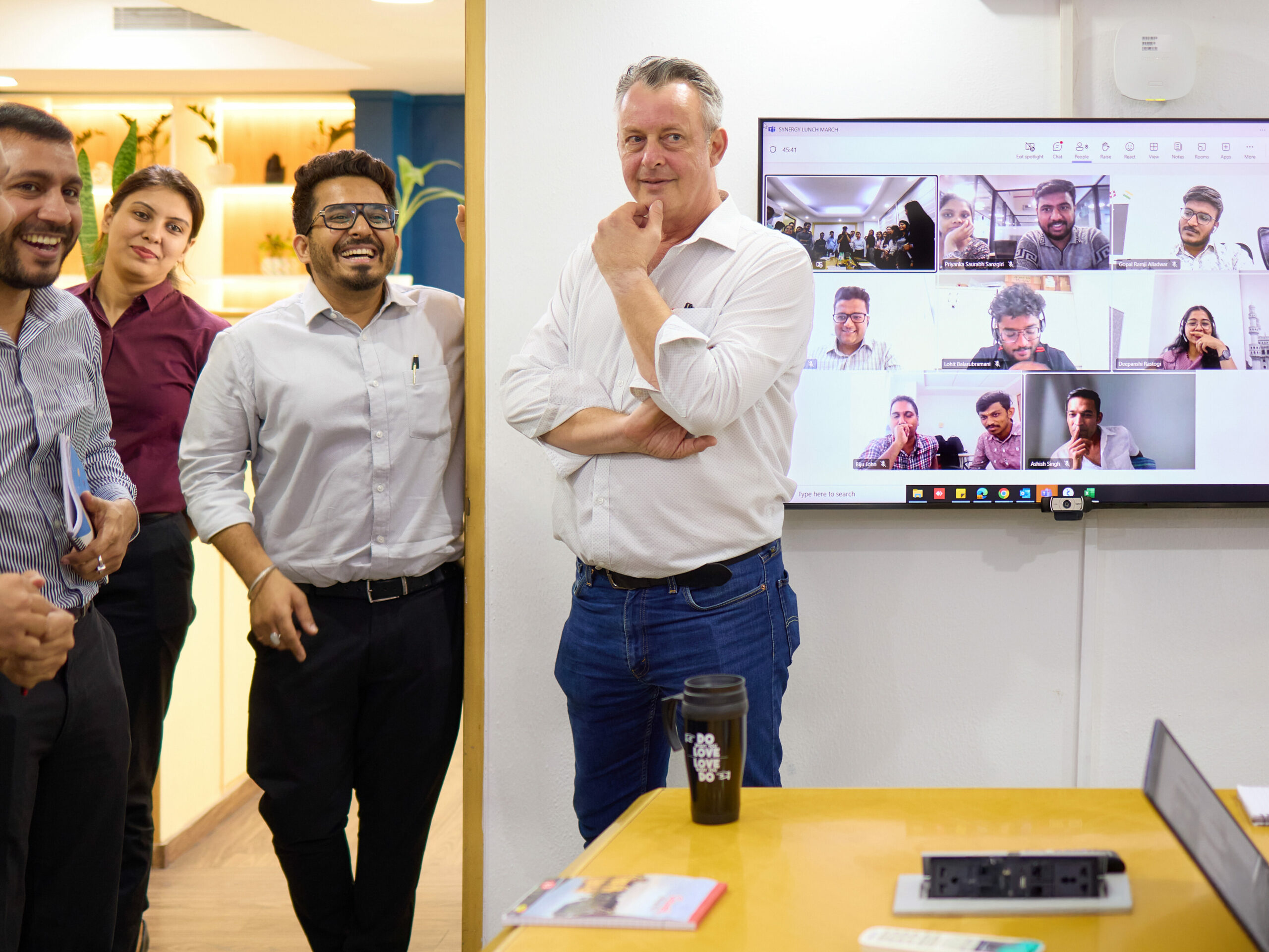 Karl Freedman mit indischen Kolleginnen und Kollegen in einem Strategiemeeting im Wamser + Batra HQ Delhi, an dem auch Mitarbeiter anderer Standorte per Teams teilnehmen.