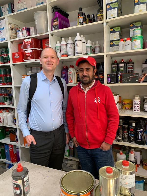 WB-Kunde vom Unternehmen Menzerna steht neben indischem Mitarbeiter. Das Foto wurde auf der Markterkundungsreise aufgenommen.